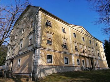 Javna dražba za prodajo stanovanj v graščini Plevna