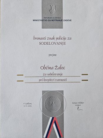 Občina Žalec je prejela bronasti znak policije za sodelovanje pri krepitvi varnosti