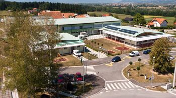 Začetek obnove tartana na večnamenskem športnem igrišču v Grižah