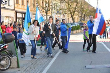 Tek miru ob dnevu OZN 2014