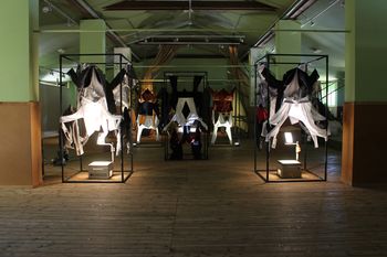 Prostori srečanja tekstila s telesom pod obleko