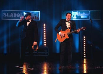 Perica in Robi šov, silvestrska predstava s kozarcem penine