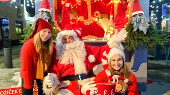  "Nekaj je v zraku ..."; prihod Božička in predstava v zraku