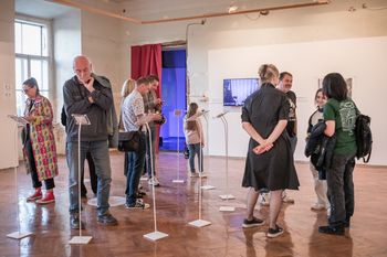 Odprta razstava v Dvorcu Novo Celje: Ostaline preteklosti – za drugačno uporabo možganov.