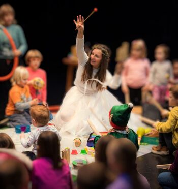 Praznična predstava za otroke: VilaLili: “Glasba, pesem, smeh v naših so očeh!