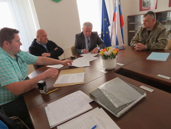 Podpisana pogodba za »Sanacijo hudournika v Vrzdencu pri cerkvi Sv. Kancijana«