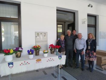 Cvetje iz papirja krasi avlo občine