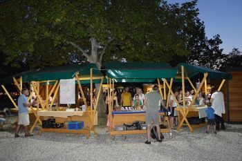 Poletna turistična tržnica