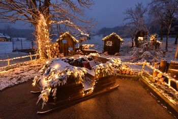  Prižig lučk v Božični vasici v Lončarovcih 