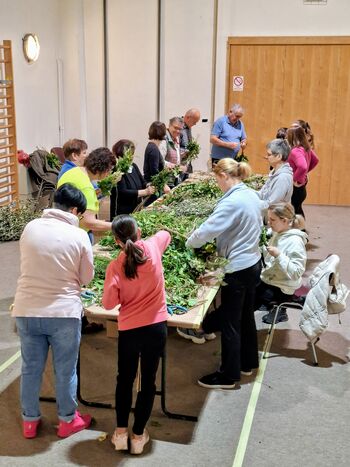 Izdelovanje cvetnih butaric v dvorani gasilskega doma na Drenovem Griču