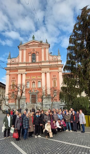 Po praznično okrašeni Ljubljani