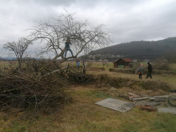 Delovna akcija na Dolu pri Borovnici – Društvo dolanskih fantov