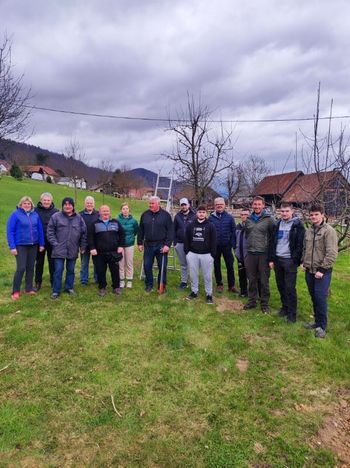 Prikaz obrezovanja sadnega in okrasnega drevja na Dolu pri Borovnici