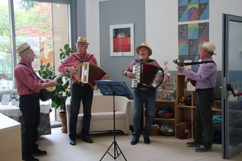 Življenje in delo se vračata v stare tire