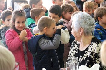 Množično praznovanje in drobne radosti