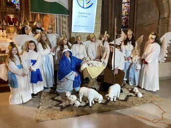 BOŽIČNA ZGODBA Z ŽIVIMI JASLICAMI