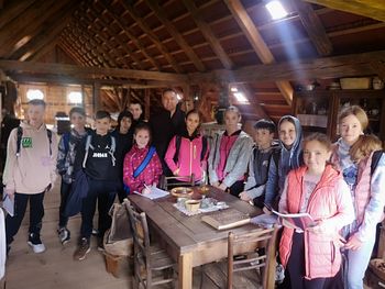 KRMELJSKI ŠESTOŠOLCI OBISKALI DOLINŠKOV KOZOLEC NA ŠMARČNI