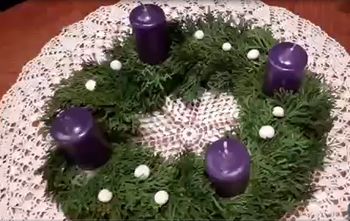 Izdelava adventnega venčka - letos bomo to storili doma :)