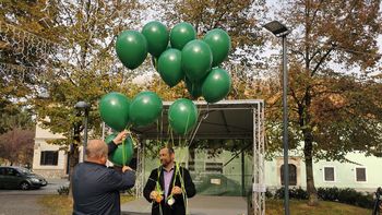 Video novica: V nebo spustili 22 balonov s kuponi za vrček piva na Fontani piv Zeleno zlato v Žalcu