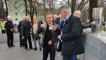 Video novica: 1. aprila so se pipe na žalski fontani piv Zeleno zlato zopet dvignile