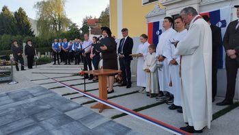 Video novica: Na pokopališču v Grižah obnovili plošče z napisi župnikov, ki so v kraju delovali v zadnjih 500 letih