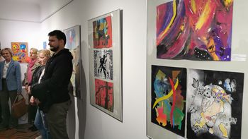 Video novica: V Savinovem likovnem salonu odprli razstavo likovnih del učencev iz osnovnih šol v Sp. Sav. dolini