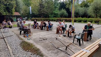 Video novica: Klepanje kos, motik in srpov