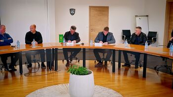 Video novica: Podpisana pogodba za rekonstrukcijo lokalne ceste Hramše - Pristava Video novica: Podpisana pogodba za rekonstrukcijo lokalne ceste Hramše - Pristava