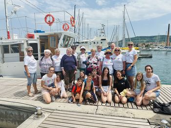 ZAKLENI LEPE MORSKE SPOMINE V SVOJE SRCE SOUSTVARJANJE NASMEHOV MEDGENERACIJSKEGA TABORA NA DEBELEM RTIČU