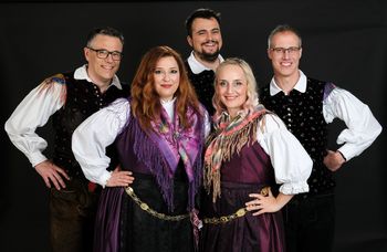 Praznična tržnica z ansamblom Razgled in otroško silvestrovanje z Gledališčem Smejček