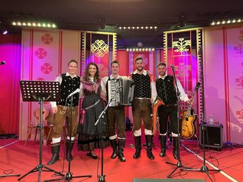 Praznična tržnica z ansamblom Kdr Voč