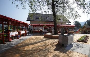 Predfestivalska tržnica: Prodaja sadik iz šolskega rastlinjaka, Osnovna šola dr. Janeza Mencingerja