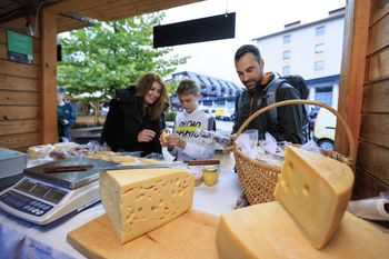 Bohinjska sobotna tržnica z nastopom foklorne skupine KD Bohinj in botanično delavnico za otroke