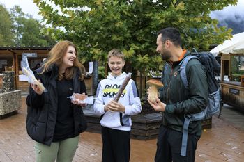 Bohinjska sobotna tržnica z nastopom moškega pevskega zbora Franc Urbanc pod vodstvom F. Pavić-Sodja