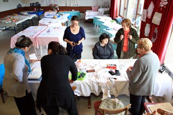 Razstava vezenin s cvetličnimi motivi