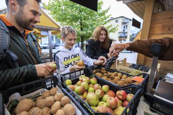 Jesensko obarvana Bohinjska sobotna tržnica: pečen kostanj ob spremljavi Tria Gala