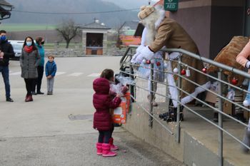 V OBČINI TREBNJE JE DEDEK MRAZ ZAČEL Z OBDAROVANJEM OTROK