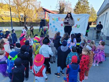 Pustno rajanje v Krmelju preganjalo zimo