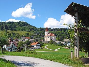 PRAVLJICA O PRIJAZNEM ZMAJU - Katja Kos PRAVLJICA O PRIJAZNEM ZMAJU - Katja Kos