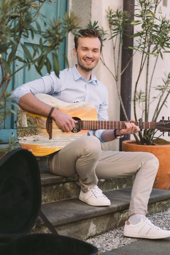 Z unikatno kitaro stopa na solistično pot