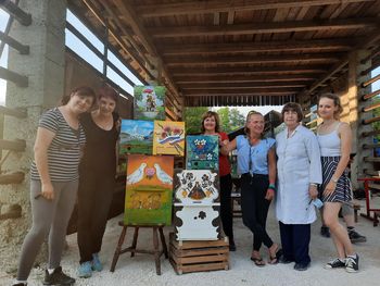 Slikanje panjskih končnic na Ožbovčevi domačiji Slikanje panjskih končnic na Ožbovčevi domačiji