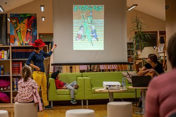 Pravljična ura o Frčafeli in hmelju v preboldski knjižnici