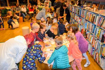 Prašički in volkca v razigrani preboldski knjižnici