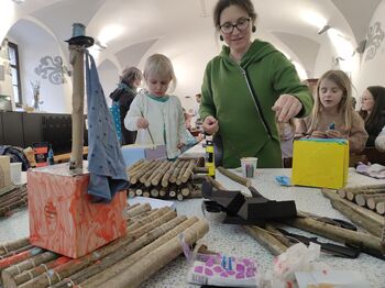 Spust gregorčkov po Stiškem potoku tudi letos privabil številne družine