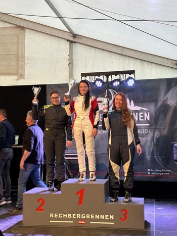 SANJA SMRDELJ ZMAGALA, MITJA DEMŠAR ODSTOPIL