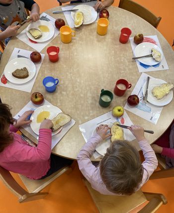 Tradicionalni slovenski zajtrk v vrtcu pri OŠ Krmelj Tradicionalni slovenski zajtrk v vrtcu pri OŠ Krmelj