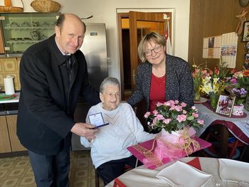 Vse najboljše gospa Slavka Hribar za 100. rojstni dan Vse najboljše gospa Slavka Hribar za 100. rojstni dan