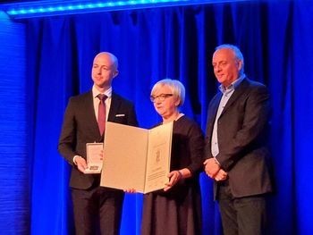 Srebrna plaketa Javnega sklada RS za kulturne dejavnosti v roke Marini Cernetig