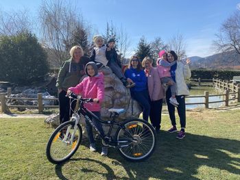 Družini iz Ukrajine svoj začasen dom našli na Domačiji Paternoster v Litiji Družini iz Ukrajine svoj začasen dom našli na Domačiji Paternoster v Litiji