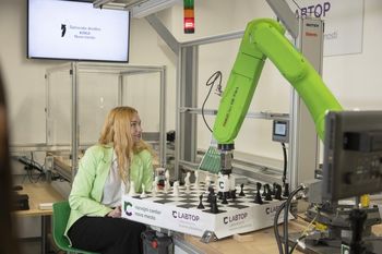 ŠAH-MAT 4.0 – UNUKOVA PARTIJO IGRALA Z ROBOTOM